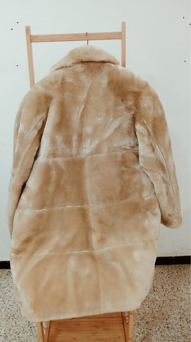 Abrigo beige de pelo sintético