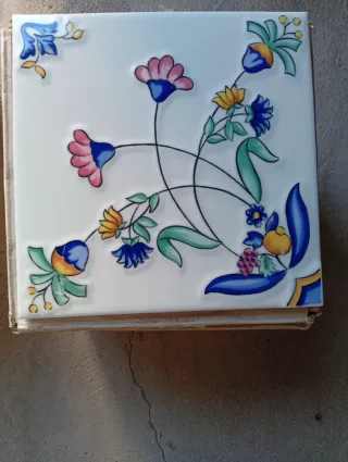 50 Azulejos porcelánicos con motivos florales