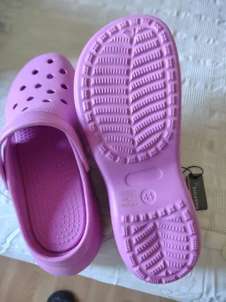 Zuecos Parfois tipo Crocs color Lila Talla 41
