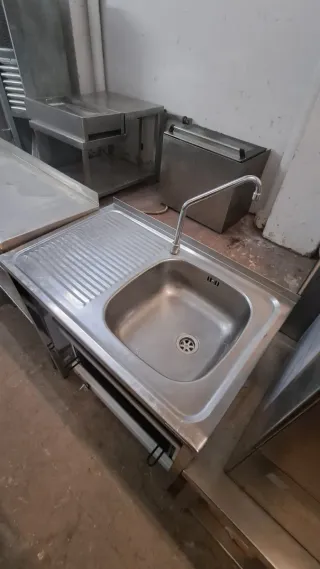 Fregadero de acero inoxidable con grifo