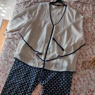 Pantalón estampado elástico azul , blanco y negro