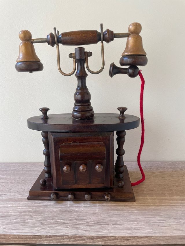 Teléfono antiguo madera imitación
