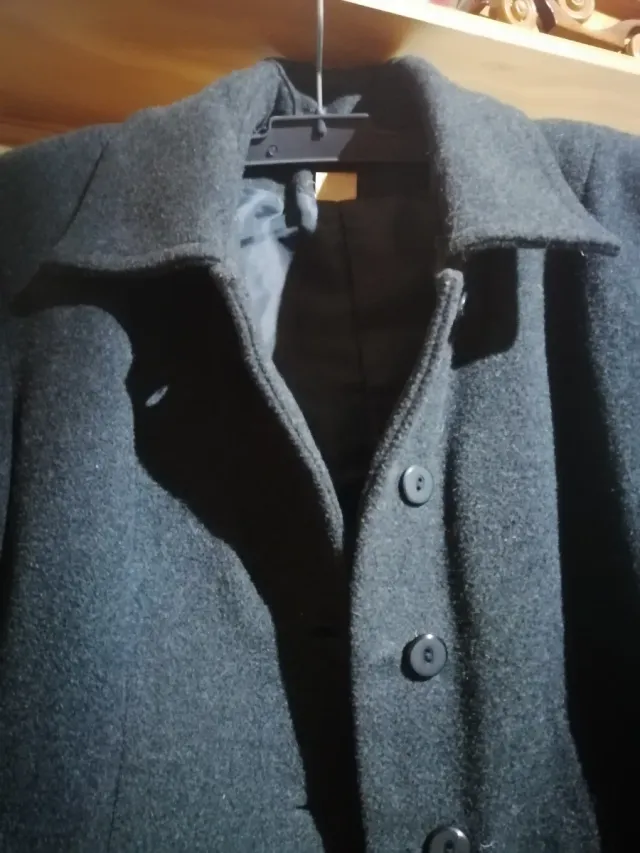 Abrigo de paño gris oscuro