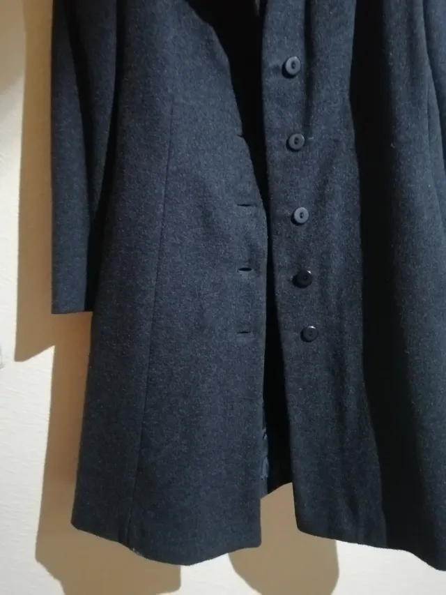 Abrigo de paño gris oscuro