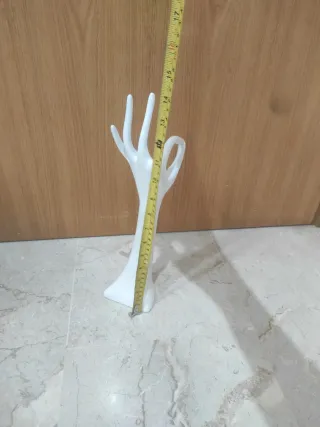 Mano expositora blanca