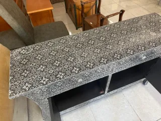 Cómoda de madera y metal con diseño