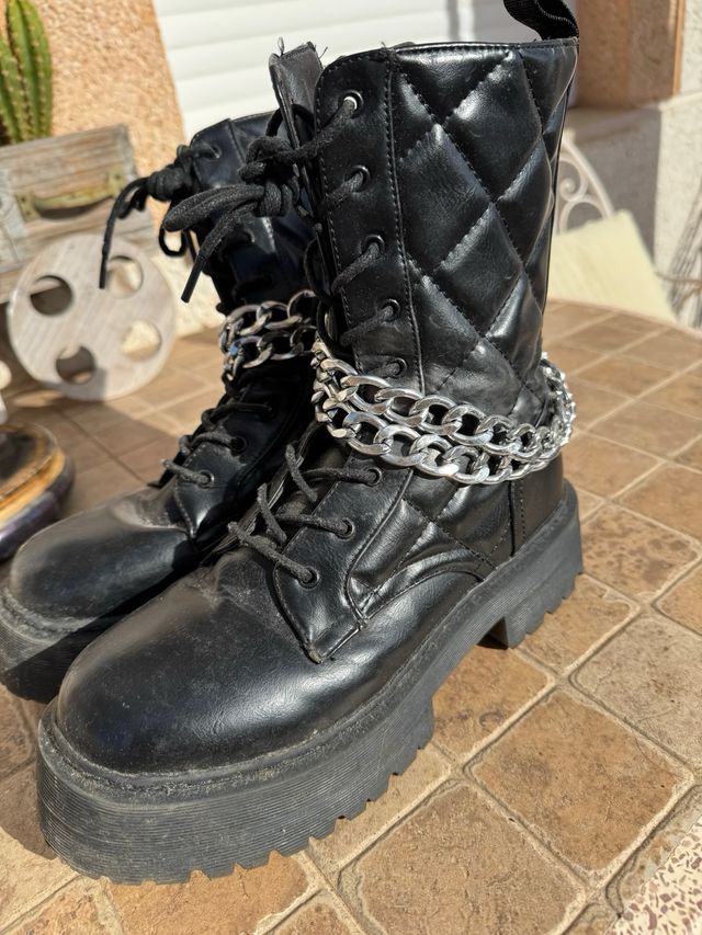 Botas negras con cadena