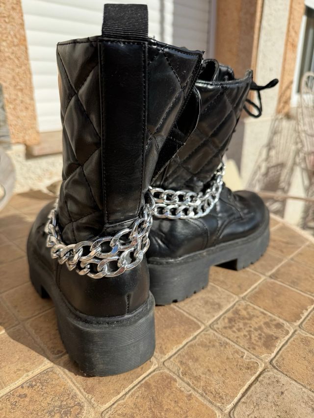 Botas negras con cadena