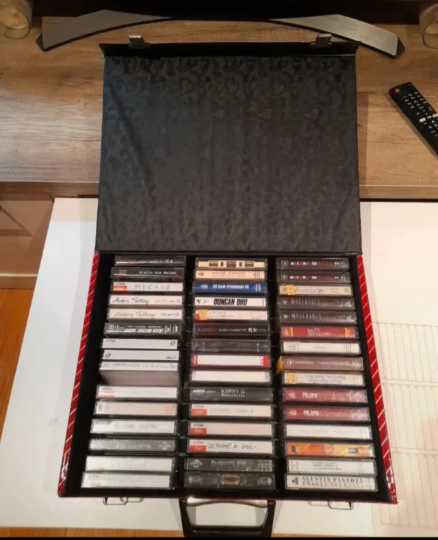 Maletín organizador de casetes rojo