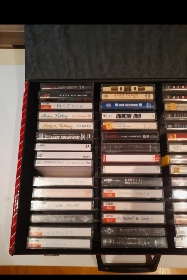 Maletín organizador de casetes rojo