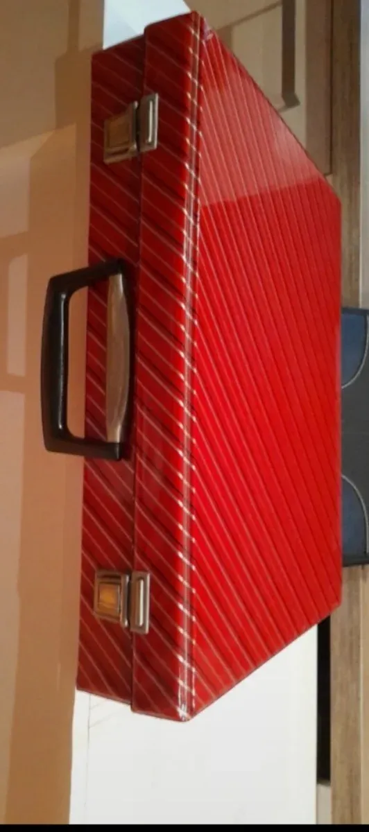 Maletín organizador de casetes rojo