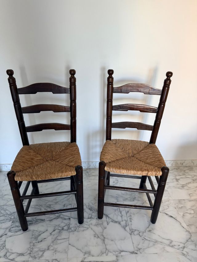 Pareja de sillas de enea marrones