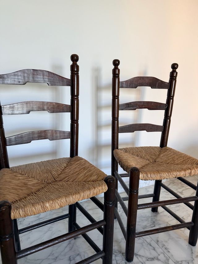 Pareja de sillas de enea marrones