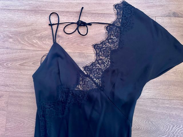 Vestido lencero negro escote asimétrico