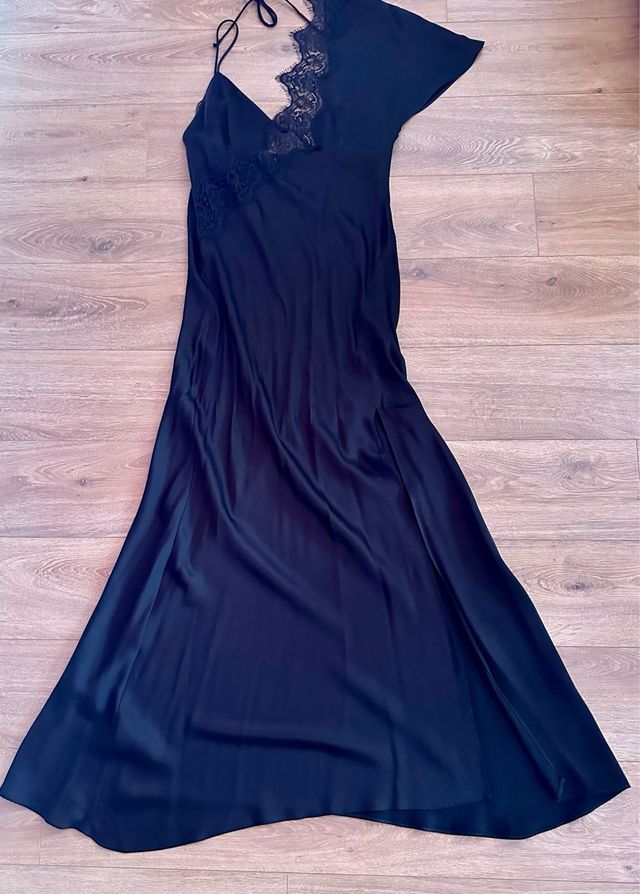 Vestido lencero negro escote asimétrico