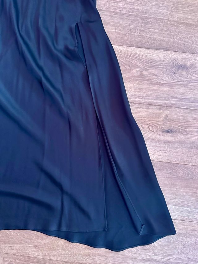 Vestido lencero negro escote asimétrico