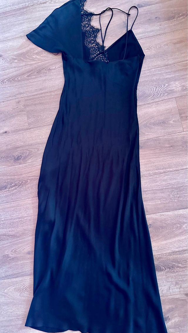 Vestido lencero negro escote asimétrico