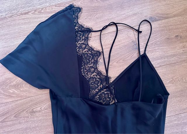 Vestido lencero negro escote asimétrico