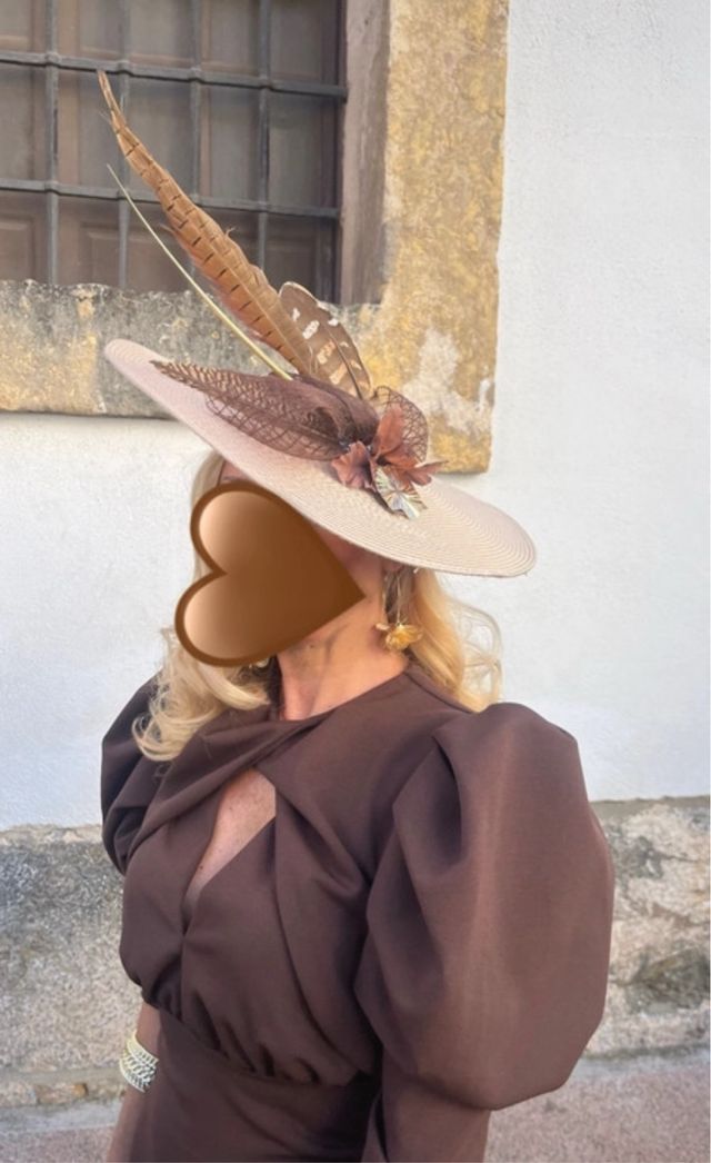 Tocado de fiesta marrón con plumas