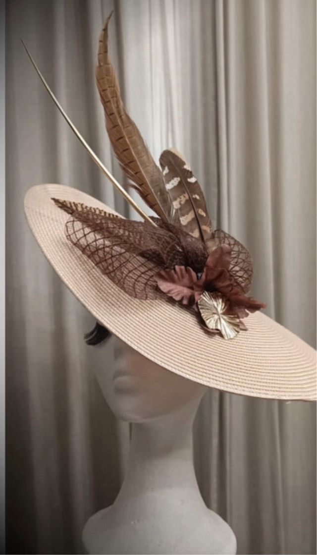 Tocado de fiesta marrón con plumas