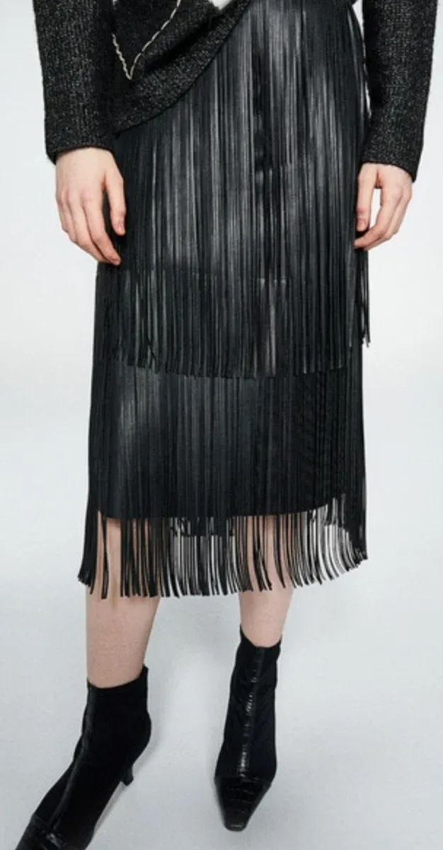 Falda Sfera polipiel negra flecos midi