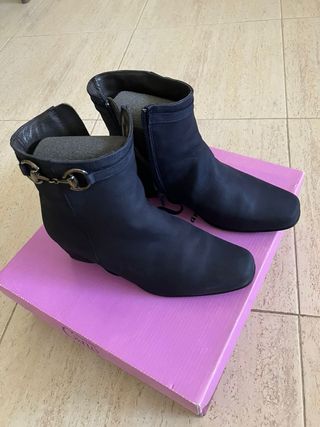 Botines (piel de ante) mujer azul con hebilla.