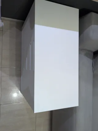 Cómoda blanca de madera nueva