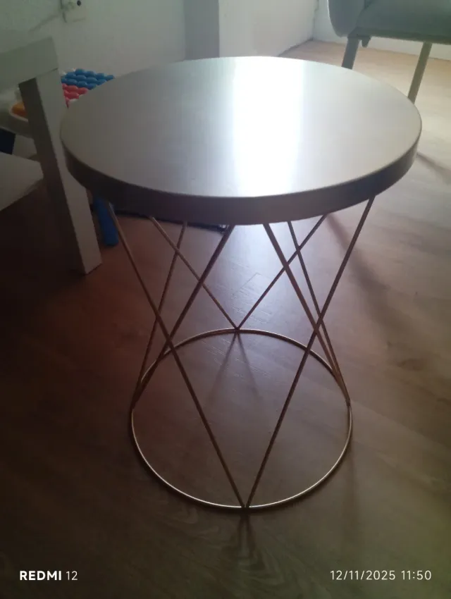 Mesita auxiliar redonda dorada