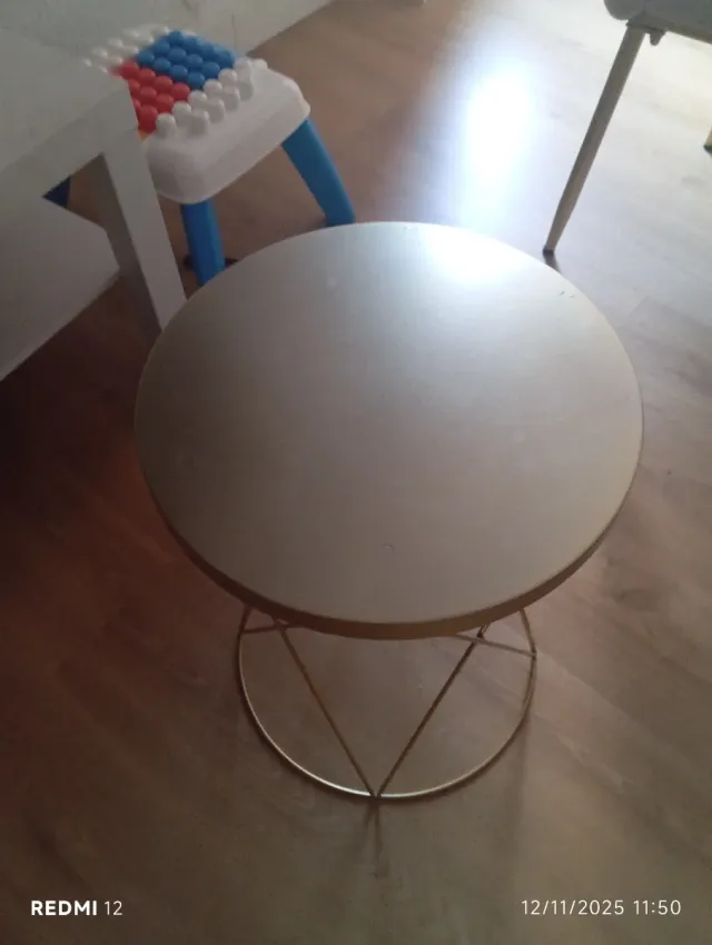 Mesita auxiliar redonda dorada