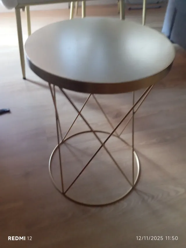 Mesita auxiliar redonda dorada