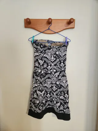 Vestido sin tirantes estampado blanco y negro