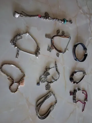 9 Pulseras: 1 Uno de 50 y 8 Bisutería