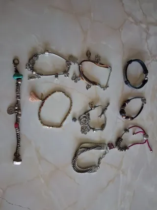 9 Pulseras: 1 Uno de 50 y 8 Bisutería
