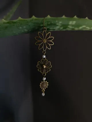 Pendientes florales dorados hechos a mano