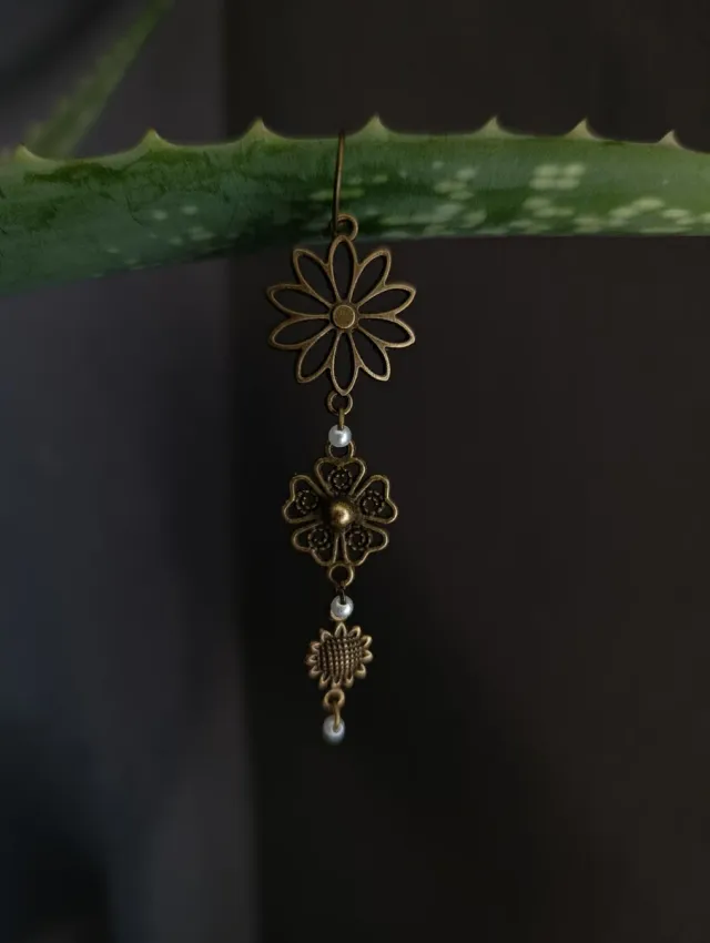 Pendientes florales dorados hechos a mano