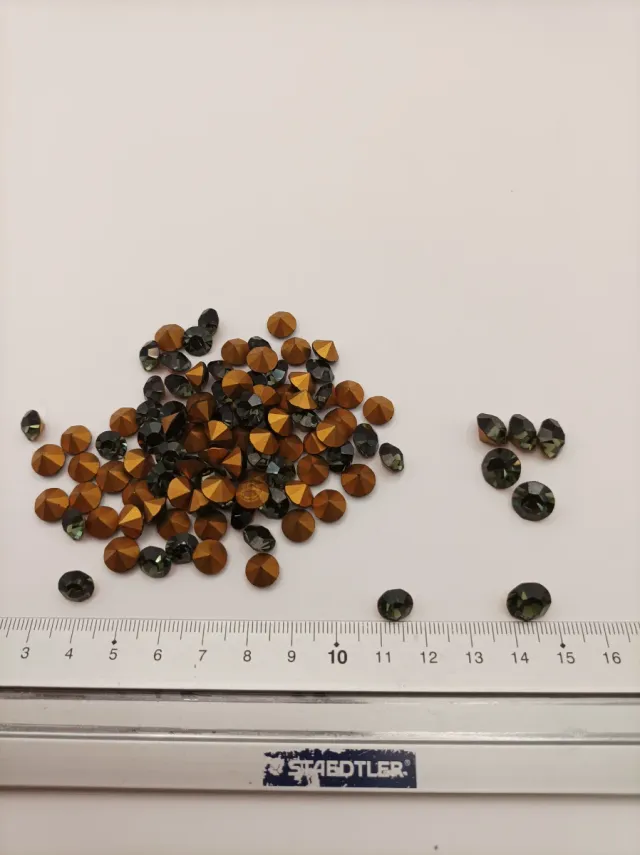 Lote 90 piedras facetadas vidrio gris y dorado