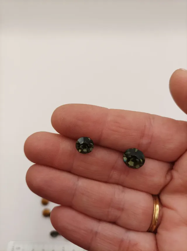 Lote 90 piedras facetadas vidrio gris y dorado