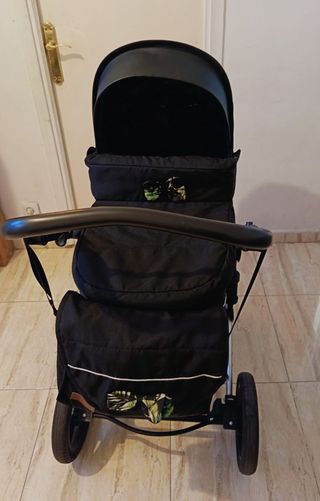 Carrito de bebé negro