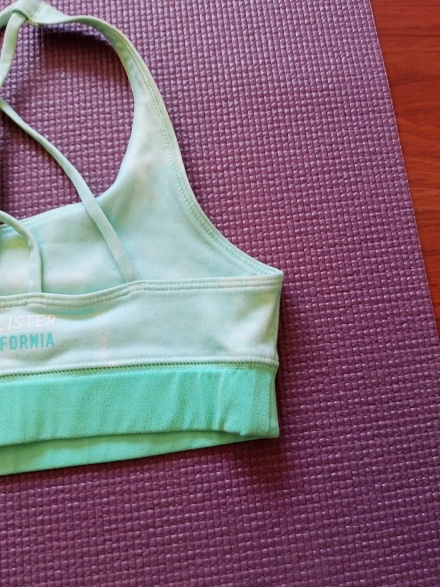 Top deportivo verde y turquesa