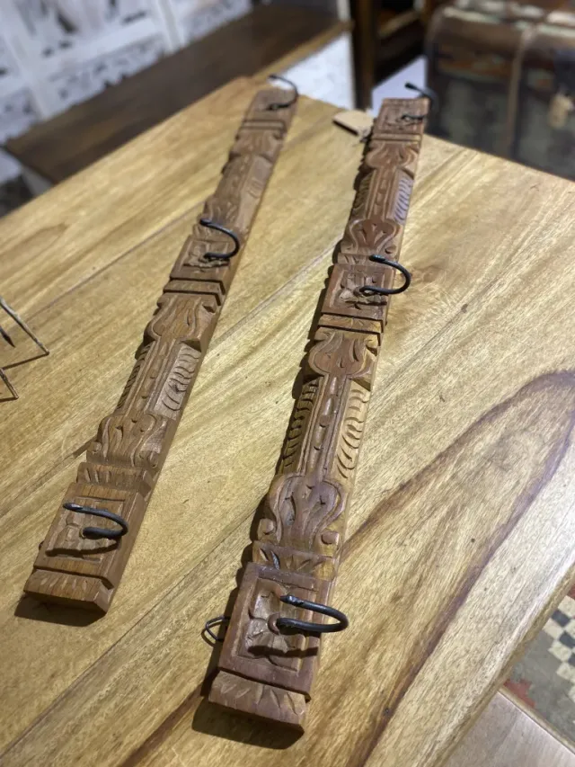 Colgador de teca tallado con ganchos