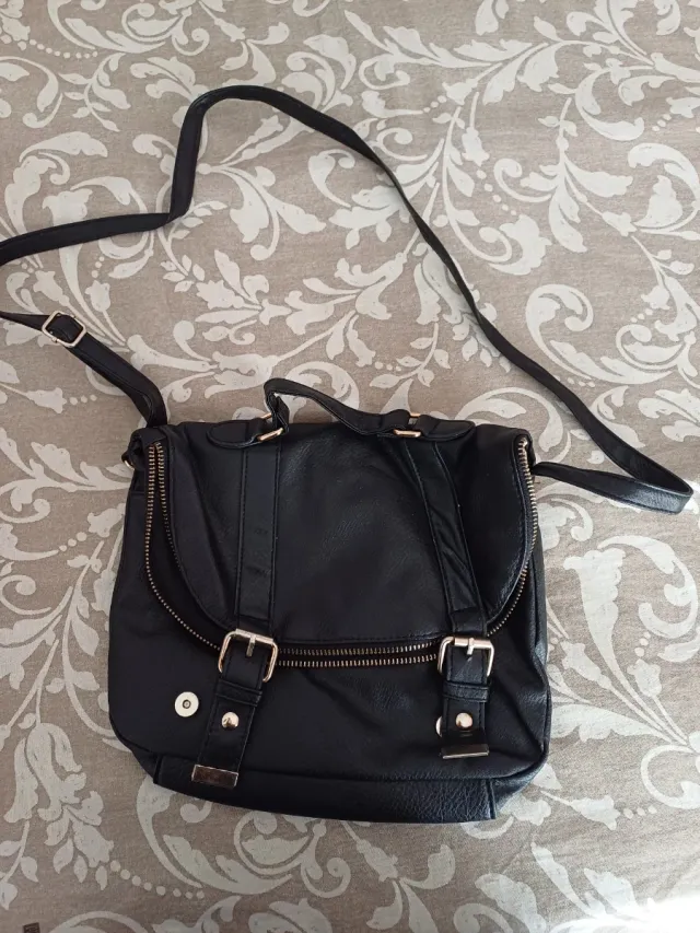 Bolso negro con cremalleras y hebillas