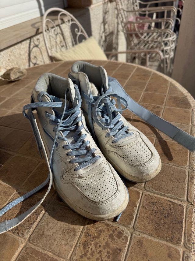 Deportivas caña alta blancas y azules