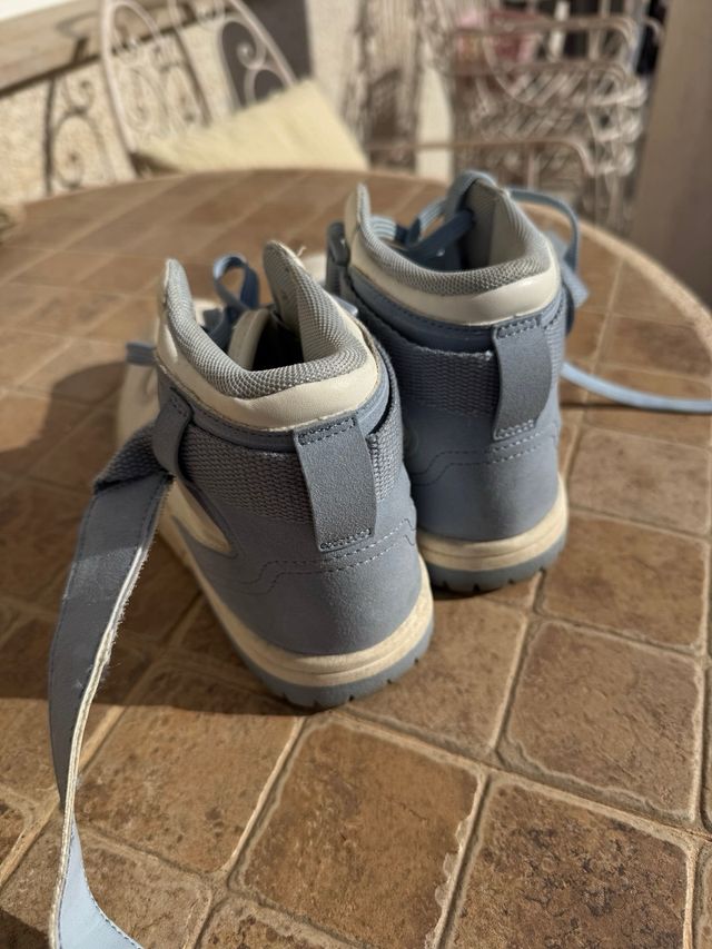 Deportivas caña alta blancas y azules