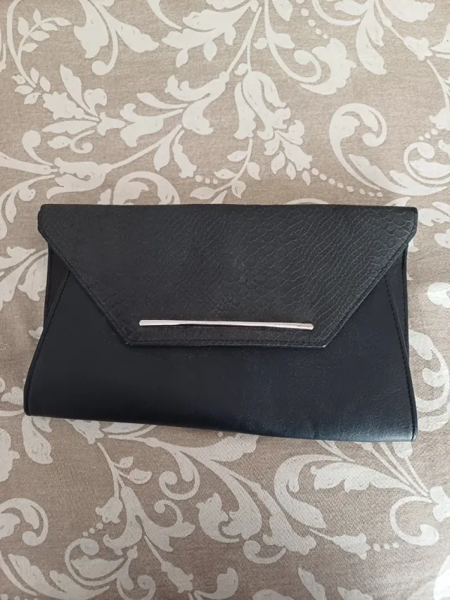 Bolso de mano negro con cadena plateada