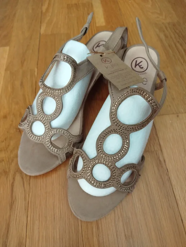 Sandalias Kylie Beige y Doradas Talla X