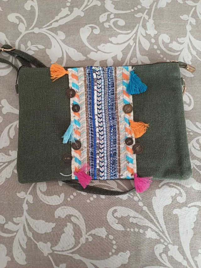 Bolso verde con detalles rosas