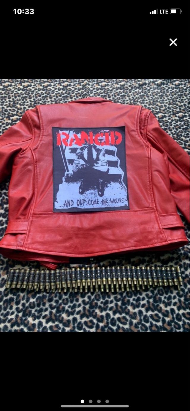 Chaqueta de cuero roja y cinturón de balas