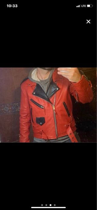 Chaqueta de cuero roja y cinturón de balas