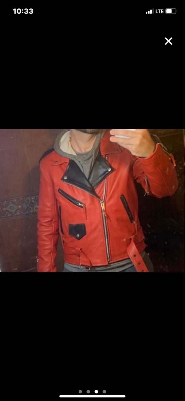 Chaqueta de cuero roja y cinturón de balas