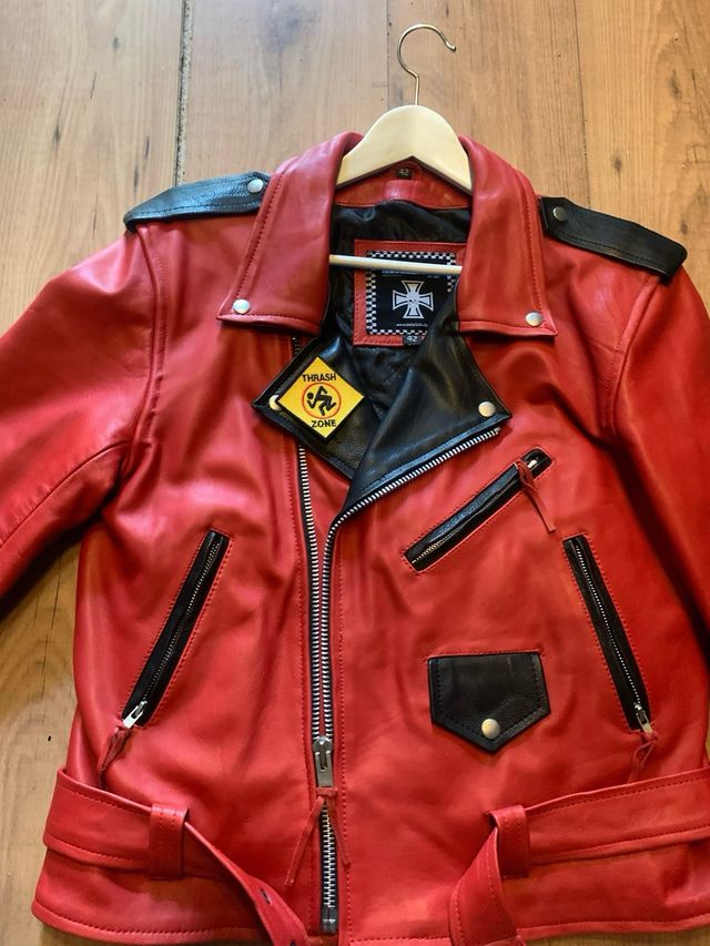 Chaqueta de cuero roja y cinturón de balas